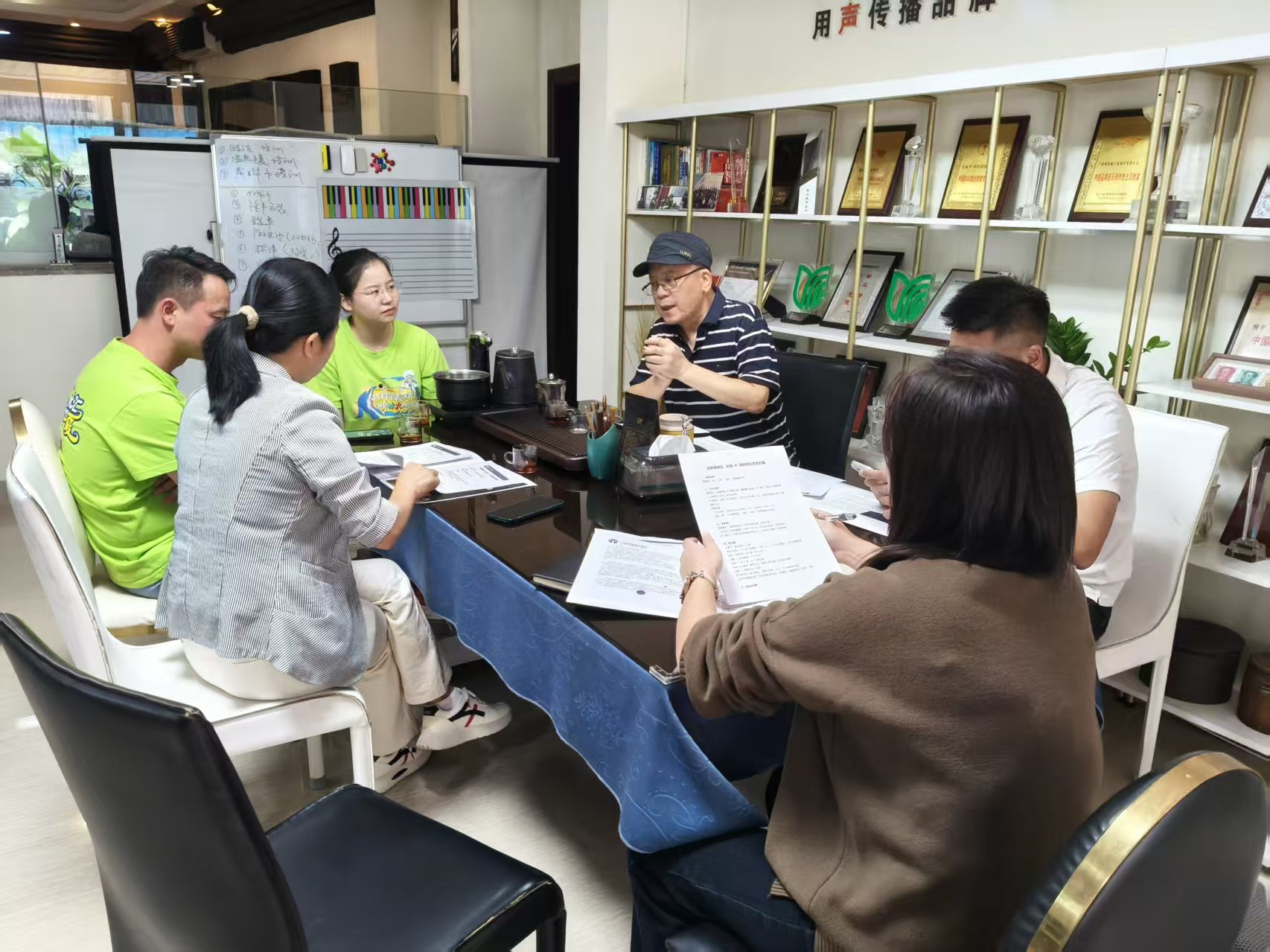 从化温泉镇与区文旅协会调研企业共话发展，企业歌曲成城市品牌名片